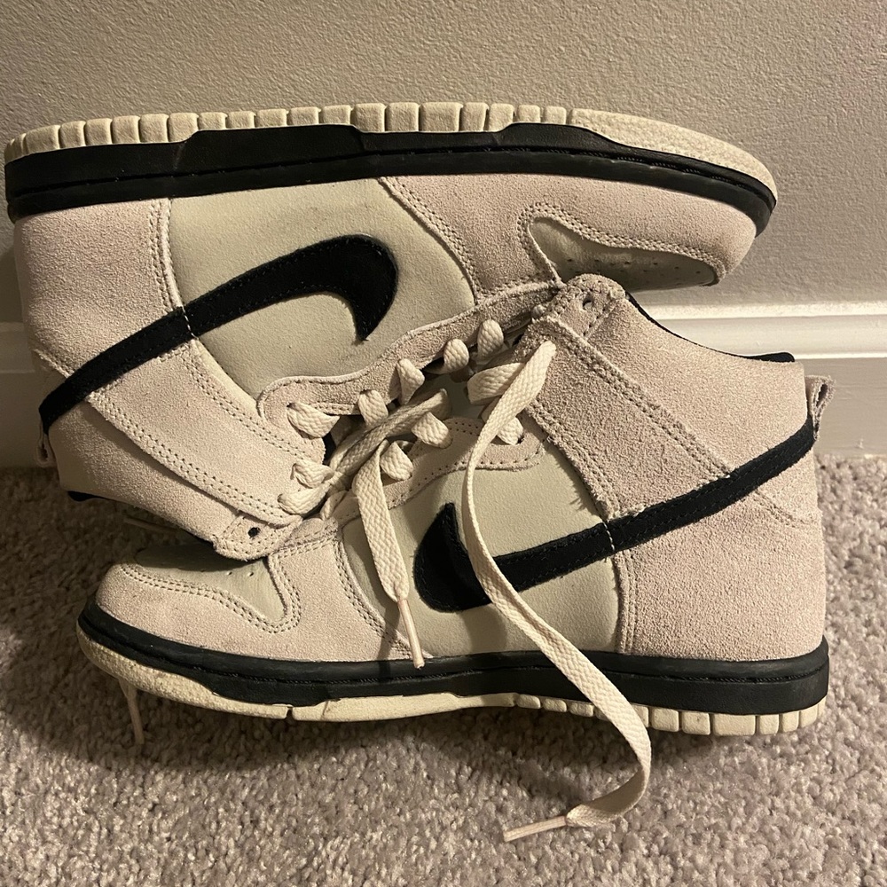 Nike Dunks Size 4.5 GS (Boys) so would fit a US 6 in Women